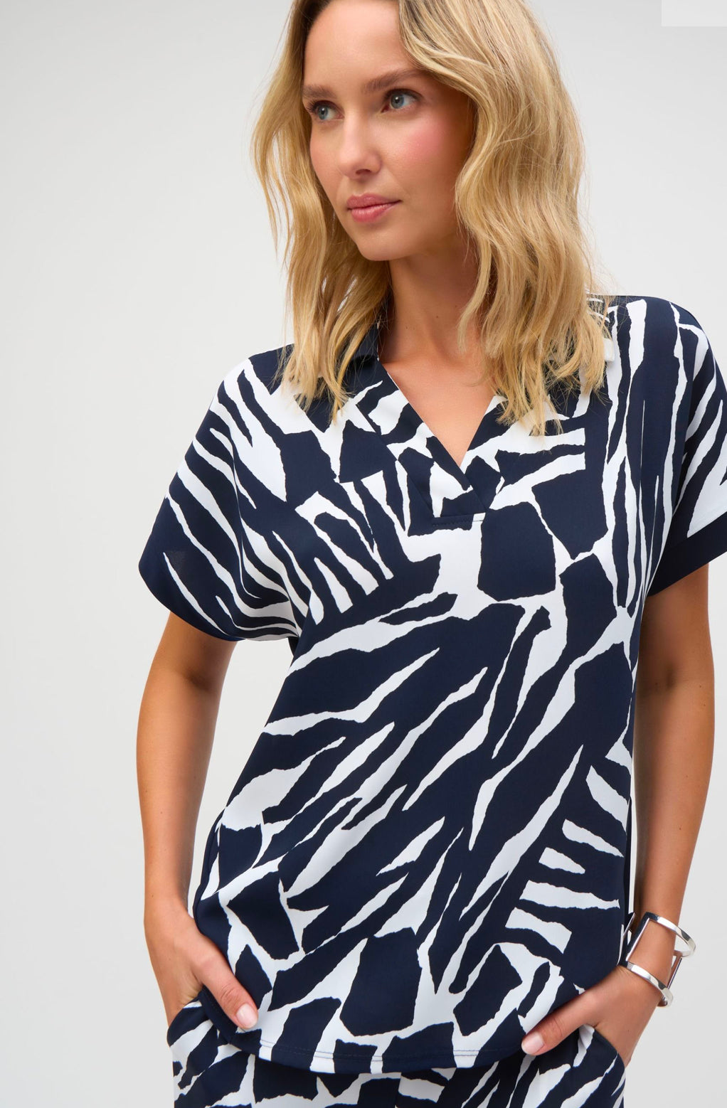 Silky Knit Abstract Print Top-Navy/Vanilla