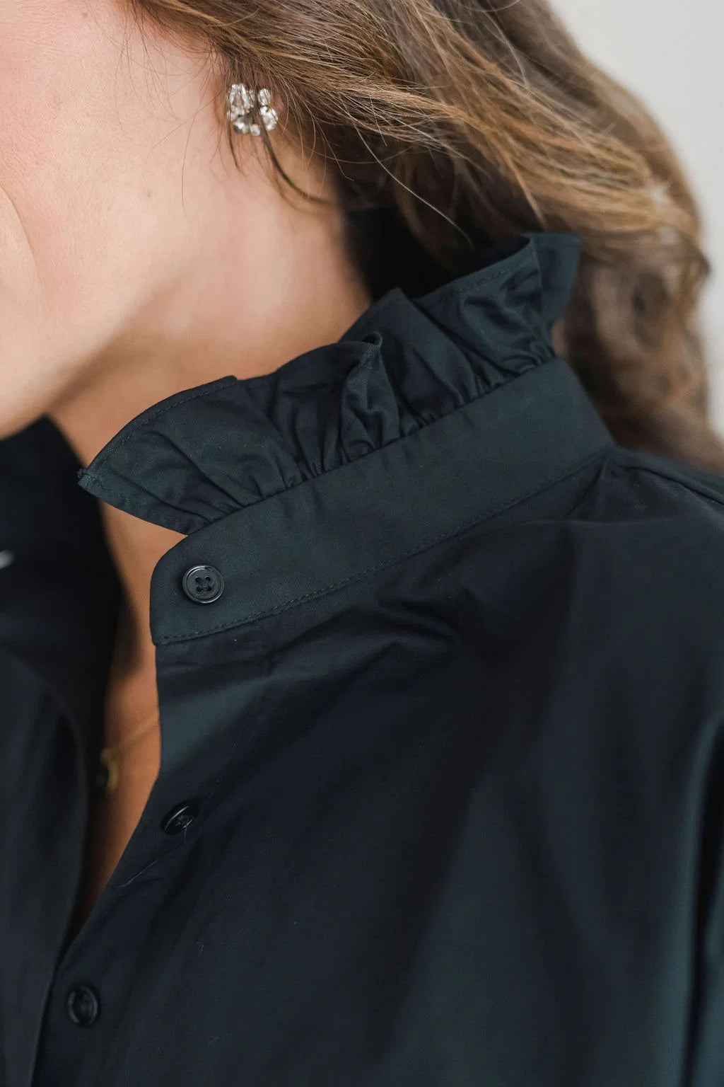 SHORT SLEEVE RUFFLE SHIRT BLACK